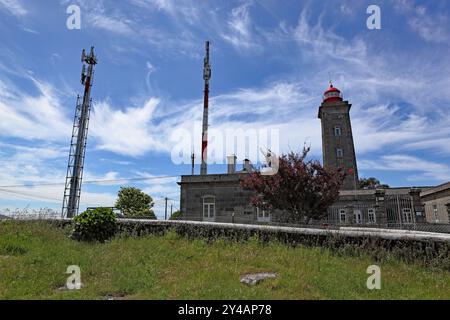 Carreco, Portugal – 26. Mai 2024: Der Leuchtturm von Montedor, der sich auf einem Landvorsprung in Carreco befindet, steht als nördlichster Leuchtturm Stockfoto