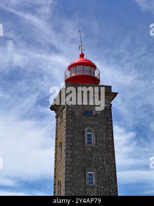 Carreco, Portugal – 26. Mai 2024: Der Leuchtturm von Montedor, der sich auf einem Landvorsprung in Carreco befindet, steht als nördlichster Leuchtturm Stockfoto