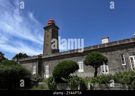 Carreco, Portugal – 26. Mai 2024: Der Leuchtturm von Montedor, der sich auf einem Landvorsprung in Carreco befindet, steht als nördlichster Leuchtturm Stockfoto