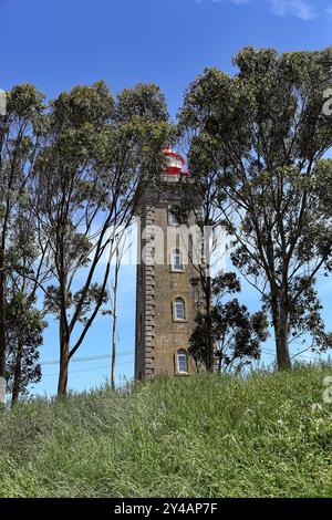 Carreco, Portugal – 26. Mai 2024: Der Leuchtturm von Montedor, der sich auf einem Landvorsprung in Carreco befindet, steht als nördlichster Leuchtturm Stockfoto