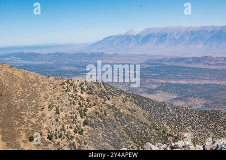 Wheeler Crest verfügt über mehrere Gipfel in der Sierra Nevada über 11.000 m Höhe, die Bishop und das Owens Valley in Kalifornien überblicken. Stockfoto