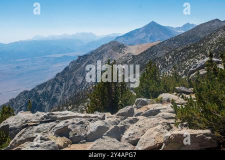 Wheeler Crest verfügt über mehrere Gipfel in der Sierra Nevada über 11.000 m Höhe, die Bishop und das Owens Valley in Kalifornien überblicken. Stockfoto