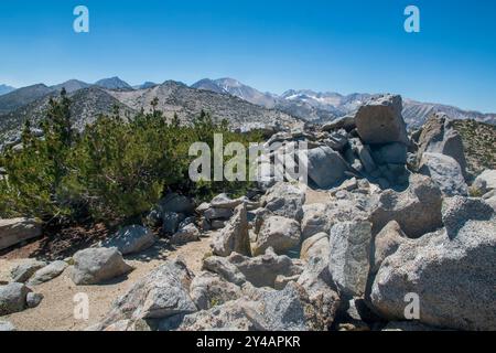 Wheeler Crest verfügt über mehrere Gipfel in der Sierra Nevada über 11.000 m Höhe, die Bishop und das Owens Valley in Kalifornien überblicken. Stockfoto