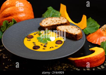 Im Herbst ist es Zeit für eine heiße Suppe mit viel Gemüse Stockfoto