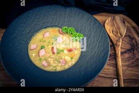 Im Herbst ist es Zeit für eine heiße Suppe mit viel Gemüse Stockfoto