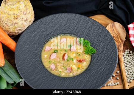 Im Herbst ist es Zeit für eine heiße Suppe mit viel Gemüse Stockfoto