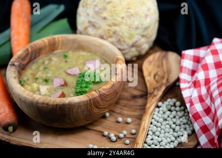 Im Herbst ist es Zeit für eine heiße Suppe mit viel Gemüse Stockfoto