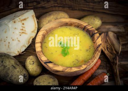 Im Herbst ist es Zeit für eine heiße Suppe mit viel Gemüse Stockfoto