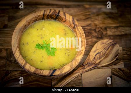 Im Herbst ist es Zeit für eine heiße Suppe mit viel Gemüse Stockfoto