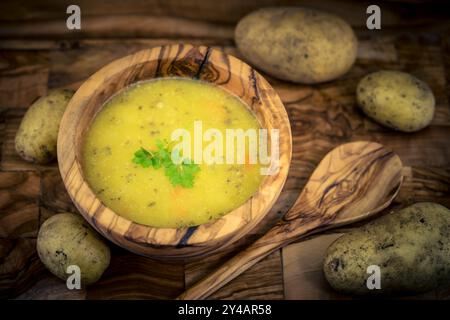 Im Herbst ist es Zeit für eine heiße Suppe mit viel Gemüse Stockfoto