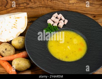 Im Herbst ist es Zeit für eine heiße Suppe mit viel Gemüse Stockfoto