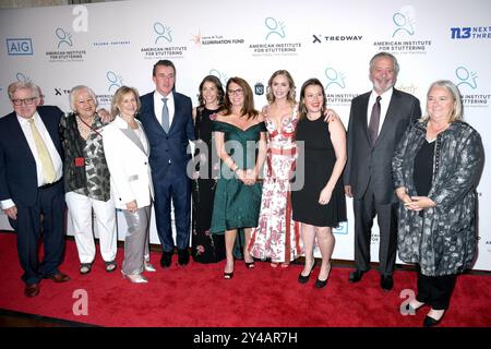 Gäste, Laurie Tisch, will Blodgett, Carolyn Tisch Blodgett, Emily Blunt bei der Ankunft der 18. Jährlichen Gala des American Institute for Stottering, veranstaltet von Emily Blunt, 583 Park Avenue, New York, NY, 16. September, 2024. Foto: Quoin Pics/Everett Collection Stockfoto