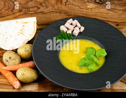 Im Herbst ist es Zeit für eine heiße Suppe mit viel Gemüse Stockfoto