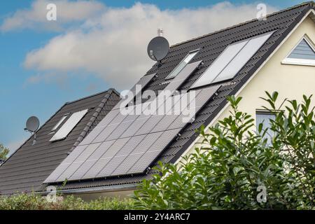 Einfamilienhäuser mit Sonnenkollektoren auf dem Dach Stockfoto