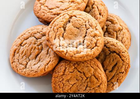 Draufsicht der auf einer weißen Platte gestapelten Cookies Stockfoto