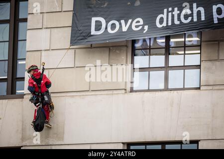 Greenpeace protestiert im Unilever-Hauptquartier in London wegen Plastikmüll. Aktivisten blockierten die Türen, während die Kletterer ein Banner zeigten. Stockfoto