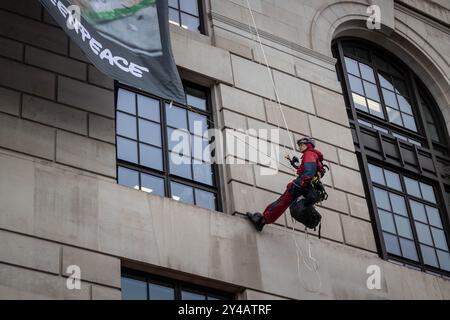 Greenpeace protestiert im Unilever-Hauptquartier in London wegen Plastikmüll. Aktivisten blockierten die Türen, während die Kletterer ein Banner zeigten. Stockfoto