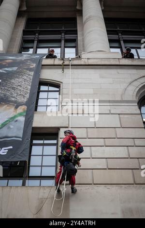 Greenpeace protestiert im Unilever-Hauptquartier in London wegen Plastikmüll. Aktivisten blockierten die Türen, während die Kletterer ein Banner zeigten. Stockfoto