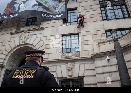 Greenpeace protestiert im Unilever-Hauptquartier in London wegen Plastikmüll. Aktivisten blockierten die Türen, während die Kletterer ein Banner zeigten. Stockfoto