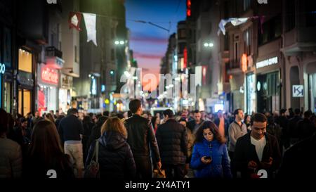 Istanbul, Türkei - 2. November 2019: Menschen gehen in der beliebten istiklal-Straße in Taksim. Türkische Leute drängen sich nachts in istanbul. Photo Motion blu Stockfoto