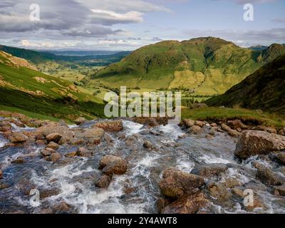 Stickle Ghyll auf dem Stickle Tarn Trail und der Blick auf das Great Langdale Valley im Lake District National Park, Cumbria England, Großbritannien Stockfoto