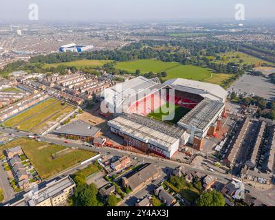 Anfield Stadium, Heimstadion des Liverpool Football Club, Liverpool, Großbritannien. Abschluss des Anfield Road Standes und des Everton Football Club in der Ferne über den Stanley Park bei Sonnenaufgang. Stockfoto