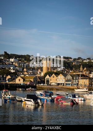 Dawn, St Ia's Parish Church, Church of England Church, St Ives Harbour, St Ives, Cornwall, England, GROSSBRITANNIEN, GB. Stockfoto