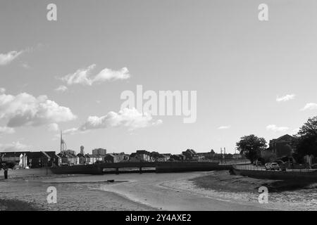 Gosport, Hampshire, England. 11. September 2024. Graustufen, Landschaftsblick über Workhouse Lake. Dieses Foto ist eines einer Serie, die ich kürzlich bei einem Besuch im Regency Garden von Alverstoke während der Gosport Heritage Open Days gemacht habe. In dieser Auswahl sind einige Fotos enthalten, die ich auf dem Weg zum und vom Garten gemacht habe, als ich zu Fuß war. Stockfoto