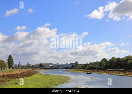 Gosport, Hampshire, England. 11. September 2024. Eine Wolkenlandschaft über dem Stoke Lake. Dieses Foto ist eines einer Serie, die ich kürzlich bei einem Besuch im Regency Garden von Alverstoke während der Gosport Heritage Open Days gemacht habe. In dieser Auswahl sind einige Fotos enthalten, die ich auf dem Weg zum und vom Garten gemacht habe, als ich zu Fuß war. Stockfoto