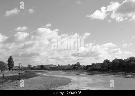 Gosport, Hampshire, England. 11. September 2024. Graue Wolkenlandschaft über dem Stoke Lake. Dieses Foto ist eines einer Serie, die ich kürzlich bei einem Besuch im Regency Garden von Alverstoke während der Gosport Heritage Open Days gemacht habe. In dieser Auswahl sind einige Fotos enthalten, die ich auf dem Weg zum und vom Garten gemacht habe, als ich zu Fuß war. Stockfoto