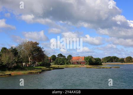 Gosport, Hampshire, England. 11. September 2024. Dramatische Wolkenlandschaft über dem Stoke Lake. Dieses Foto ist eines einer Serie, die ich kürzlich bei einem Besuch im Regency Garden von Alverstoke während der Gosport Heritage Open Days gemacht habe. In dieser Auswahl sind einige Fotos enthalten, die ich auf dem Weg zum und vom Garten gemacht habe, als ich zu Fuß war. Stockfoto