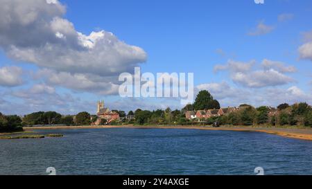 Gosport, Hampshire, England. 11. September 2024. Blick auf die Landschaft über den Stoke Lake mit der Marienkirche am Horizont. Dieses Foto ist eines einer Serie, die ich kürzlich bei einem Besuch im Regency Garden von Alverstoke während der Gosport Heritage Open Days gemacht habe. In dieser Auswahl sind einige Fotos enthalten, die ich auf dem Weg zum und vom Garten gemacht habe, als ich zu Fuß war. Stockfoto
