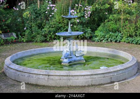 Gosport, Hampshire, England. 11. September 2024. Ein Brunnen im Garten im Regency-Stil. Dieses Foto ist eines einer Serie, die ich kürzlich bei einem Besuch im Regency Garden von Alverstoke während der Gosport Heritage Open Days gemacht habe. In dieser Auswahl sind einige Fotos enthalten, die ich auf dem Weg zum und vom Garten gemacht habe, als ich zu Fuß war. Stockfoto