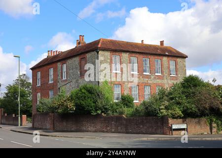 Gosport, Hampshire, England. 11. September 2024. Das Alte Pfarrhaus, in der Nähe des Zentrums von Alverstoke Dorf. Dieses Foto ist eines einer Serie, die ich kürzlich bei einem Besuch im Regency Garden von Alverstoke während der Gosport Heritage Open Days gemacht habe. In dieser Auswahl sind einige Fotos enthalten, die ich auf dem Weg zum und vom Garten gemacht habe, als ich zu Fuß war. Stockfoto