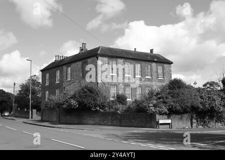 Gosport, Hampshire, England. 11. September 2024. Das alte Pfarrhaus, nahe dem Zentrum von Alverstoke Dorf, Graustufen. Dieses Foto ist eines einer Serie, die ich kürzlich bei einem Besuch im Regency Garden von Alverstoke während der Gosport Heritage Open Days gemacht habe. In dieser Auswahl sind einige Fotos enthalten, die ich auf dem Weg zum und vom Garten gemacht habe, als ich zu Fuß war. Stockfoto