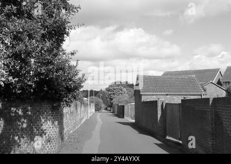 Gosport, Hampshire, England. 11. September 2024. Green Lane, Alverstoke, Graustufenansicht. Dieses Foto ist eines einer Serie, die ich kürzlich bei einem Besuch im Regency Garden von Alverstoke während der Gosport Heritage Open Days gemacht habe. In dieser Auswahl sind einige Fotos enthalten, die ich auf dem Weg zum und vom Garten gemacht habe, als ich zu Fuß war. Stockfoto