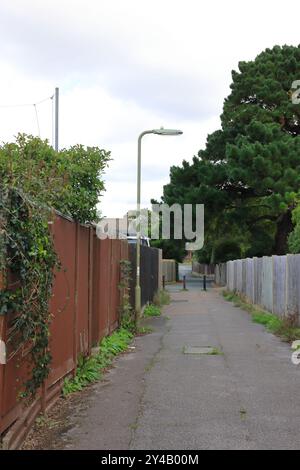 Gosport, Hampshire, England. 11. September 2024. Green Lane, Alverstoke, Zäune und Bäume auf beiden Seiten und Poller vor Ihnen. Dieses Foto ist eines einer Serie, die ich kürzlich bei einem Besuch im Regency Garden von Alverstoke während der Gosport Heritage Open Days gemacht habe. In dieser Auswahl sind einige Fotos enthalten, die ich auf dem Weg zum und vom Garten gemacht habe, als ich zu Fuß war. Stockfoto