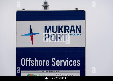 Sassnitz Mukran, Deutschland. September 2024. Blick auf ein Schild mit den Worten „Mukran Port“. Nach den Plänen der Betreiber wird das Flüssigerdgas-Terminal Rügen ebenfalls zur Versorgung der nordischen Länder mit Erdgas per Schiff beitragen. Quelle: Stefan sauer/dpa/Alamy Live News Stockfoto