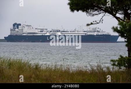 Sassnitz Mukran, Deutschland. September 2024. Die Regasifizierungsschiffe (FSRU, Floating Storage and Regasification Unit) Energos Power (Vordergrundstück) und Neptun (Neptun) liegen im Hafen von Mukran. Die Schiffe sind Teil des Energieterminals "Deutsche Ostsee". Nach den Plänen der Betreiber wird das Flüssigerdgas-Terminal Rügen ebenfalls zur Versorgung nordischer Länder mit Erdgas per Schiff beitragen. Quelle: Stefan sauer/dpa/Alamy Live News Stockfoto