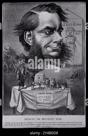 Das Kunstwerk stellt Thomas Henry Huxley in einer Karikatur dar, die sein Engagement für Evolution während eines Vortrags veranschaulicht. Das Setting enthält Requisiten, die sich auf seine wissenschaftliche Arbeit beziehen. Stockfoto