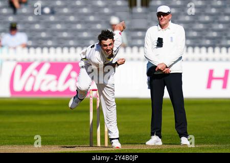 Bristol, Vereinigtes Königreich, 17. September 2024. Tom Price Bowling in Gloucestershire während des Spiels der Vitality County Championship Division 2 zwischen Gloucestershire und Sussex. Quelle: Robbie Stephenson/Gloucestershire Cricket/Alamy Live News Stockfoto