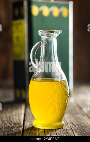 Flasche Bio-Olivenöl extra natives Olivenöl extra gefiltert auf einem Holztisch. Stockfoto