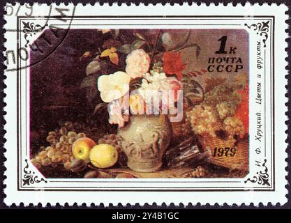 UdSSR - UM 1979: Ein in der UdSSR gedruckter Stempel aus der Ausgabe „Blumengemälde“ zeigt Blumen und Früchte (Ivan Fomich Chrutsky) Stockfoto