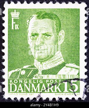 DÄNEMARK - UM 1948: Ein in Dänemark gedruckter Stempel zeigt König Friedrich IX Stockfoto