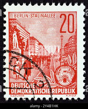 DEUTSCHE DEMOKRATISCHE REPUBLIK - UM 1955: Eine in Deutschland gedruckte Briefmarke aus der Ausgabe „Fünfjahresplan“ zeigt die Stalin Avenue, Berlin Stockfoto