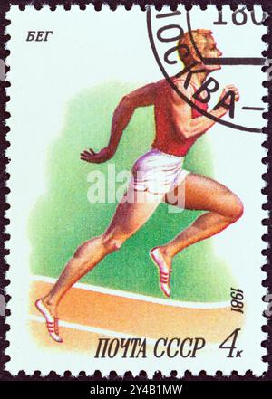 UdSSR - UM 1981: Ein in der UdSSR gedruckter Stempel aus der Sport-Ausgabe zeigt Running Stockfoto