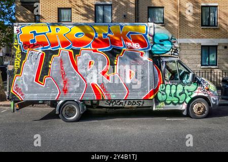 Mit Graffiti bedeckte Lieferwagen, die in der Arlington Road Camden Toen London, Großbritannien, geparkt sind Stockfoto