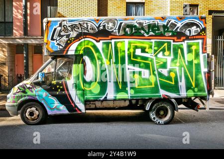 Mit Graffiti bedeckte Lieferwagen, die in der Arlington Road Camden Toen London, Großbritannien, geparkt sind Stockfoto