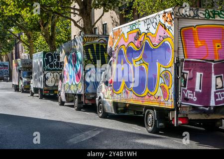 Mit Graffiti bedeckte Lieferwagen, die in der Arlington Road Camden Toen London, Großbritannien, geparkt sind Stockfoto