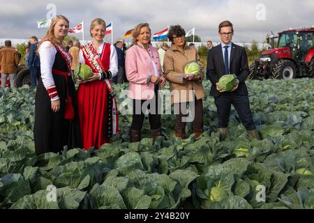 Dithmarscher Kohltage 2024 eröffnet mit dem Kohlanschnitt die Tradition im größten, zusammenhängenden Kohlanbaugebiet Europas sind die alljährliche Kohltage. In einem besonderen Event eröffnete die Kreispräsidentin Ute Borwieck-Dethlefs, gemeinsam mit Gästen aus Politik und Wirtschaft, sowie den Kohlregentinnen die Saison. Begleitend dazu sind in Dithmarschen Veranstaltungen rund um den Kohl mit kulinarischen Highlights der Region verbunden. Schleswig Holstein Deutschland 353A5219 *** Dithmarscher Kohltage 2024 eröffnet mit dem Kohschnitt die jährlichen Kohltage sind in Europa Tradition Stockfoto